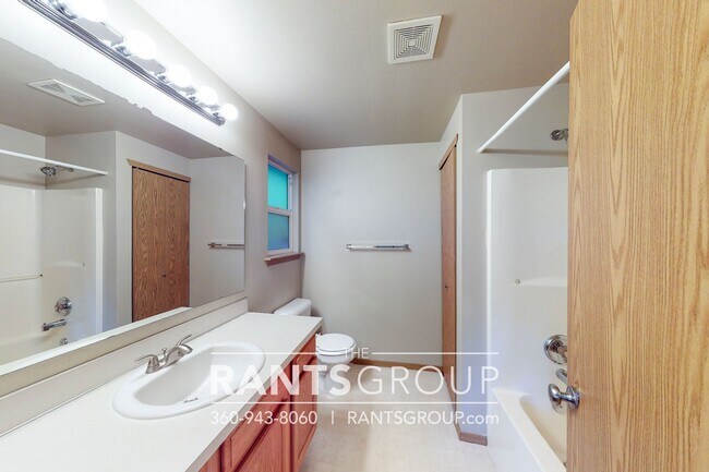 Building Photo - Great Location!  Quiet Neighborhood!