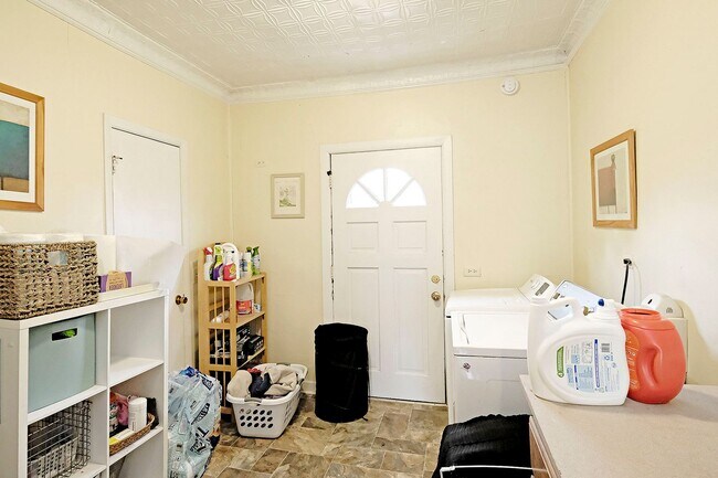 Building Photo - Pet-Friendly Woolen Mills Home Near Local Favorites