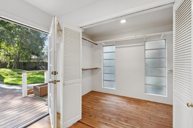 Building Photo - 216 Valparaiso Ave