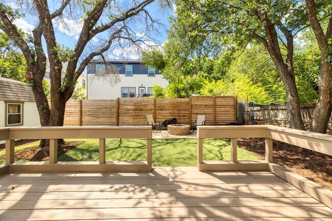 Building Photo - 11004 Elm St