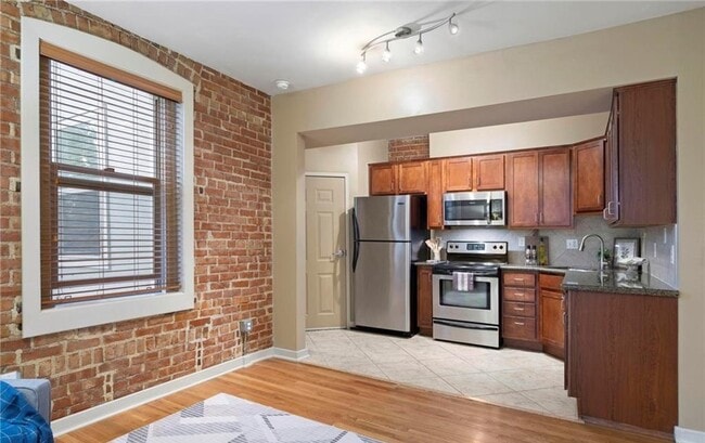 Building Photo - High-End Comfort in Every Detail