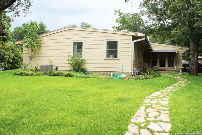 Building Photo - 539 Woodcrest Dr