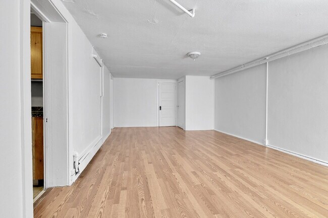 Building Photo - $1,495.00, 1 bed, 1 bath newly renovated b...