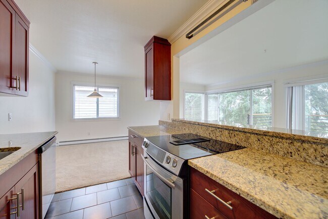 Building Photo - 3Bd/1.75Ba Seattle Condo