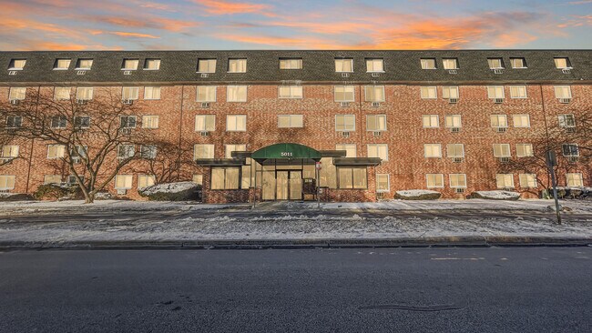 Building Photo - 5011 E Valley Ln