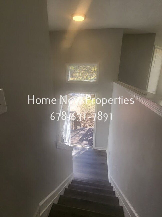 Building Photo - Spacious 4BR Home + Bonus Rooms in Mainstr...