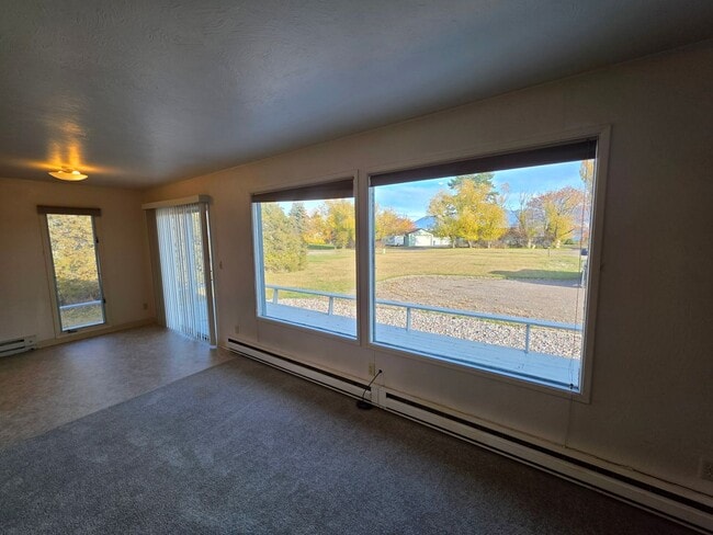 Building Photo - Single level duplex with attached single-c...