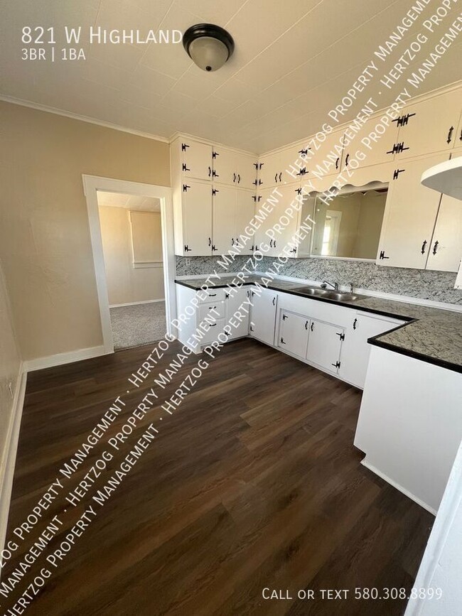 Building Photo - 821 W Highland-