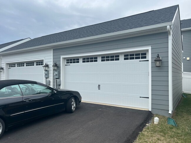 Building Photo - Modern Luxury Townhouse in Preston Lakes