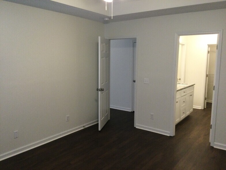 Building Photo - 128 Nandina Wy