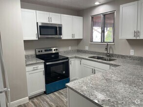 Building Photo - 5 Bedroom/2 Bathroom House in Layton