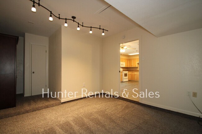 Building Photo - Mountain of Amenities!