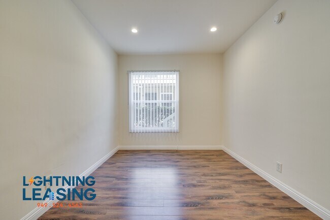 Building Photo - 1627 5/3 Normandie-2D