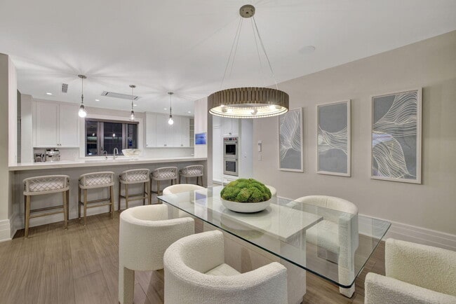 Building Photo - 400 Mola Ave