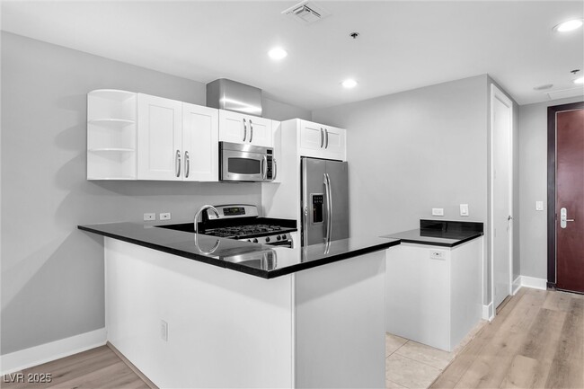 Building Photo - 4525 Dean Martin Dr