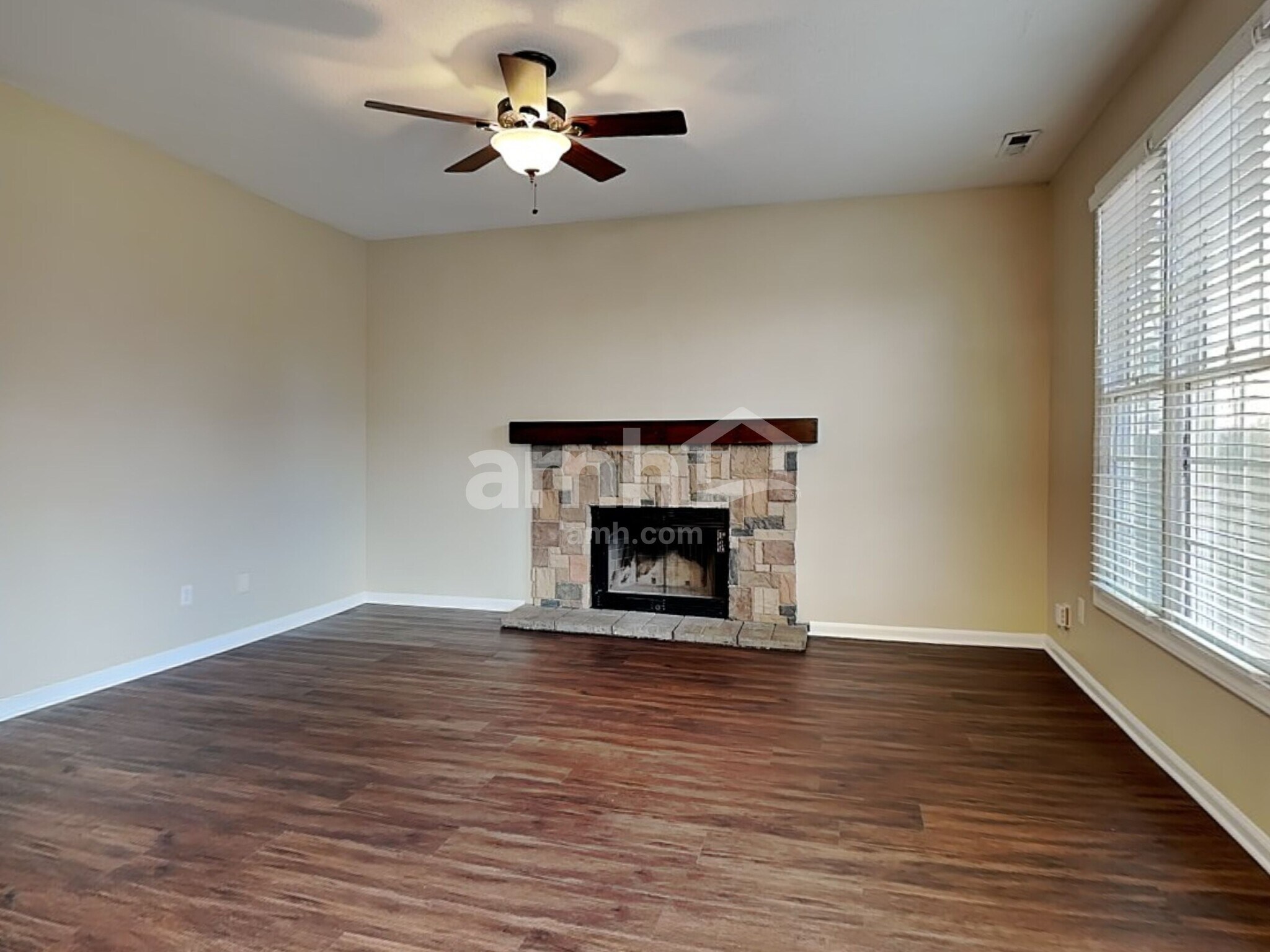 Building Photo - 537 Hanska Way