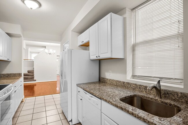 Building Photo - Cozy 2 BR 1.5 Ba Townhome by Patterson Park