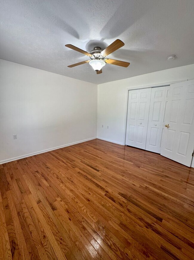 Building Photo - House for Rent in Broadway