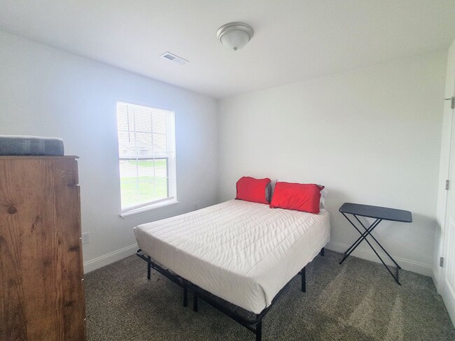 Building Photo - Beautiful home close to post