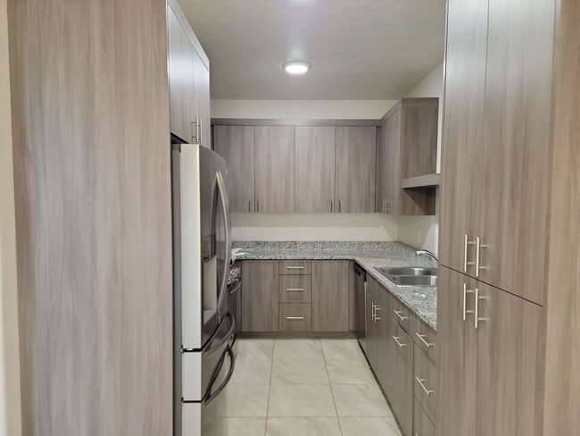 Building Photo - Pet Friendly and Modern End-Unit 3 Bedroom Townhome!