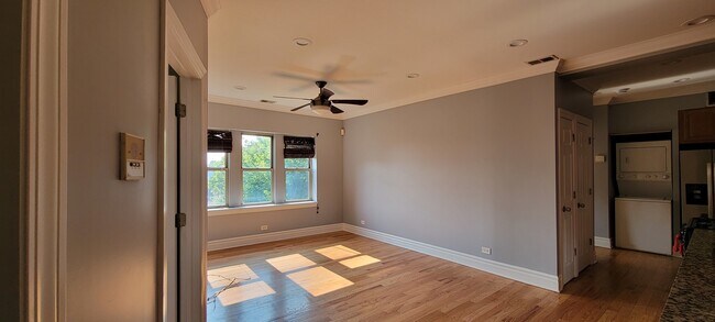 Building Photo - 917 E 78th St