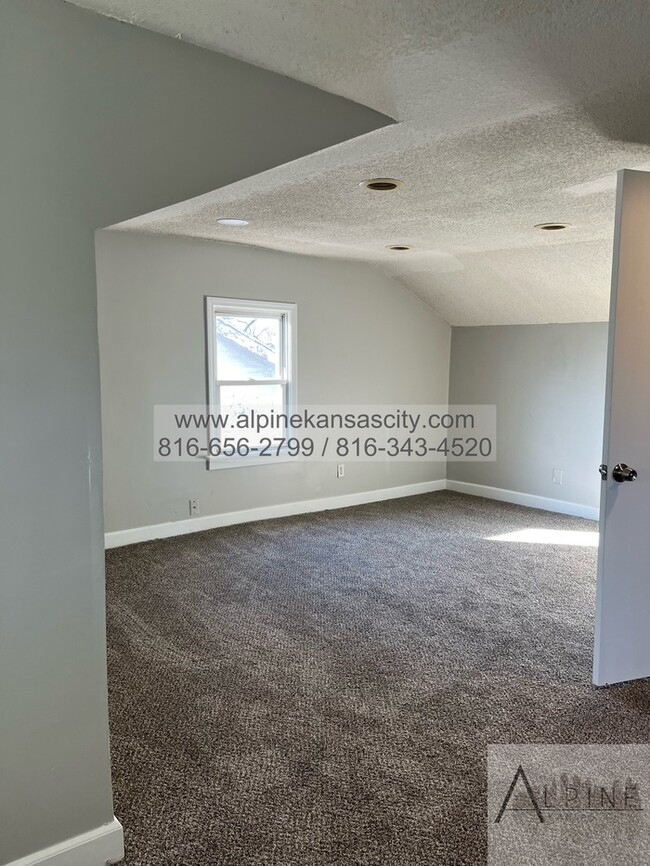 Building Photo - Spacious Upstairs Loft!