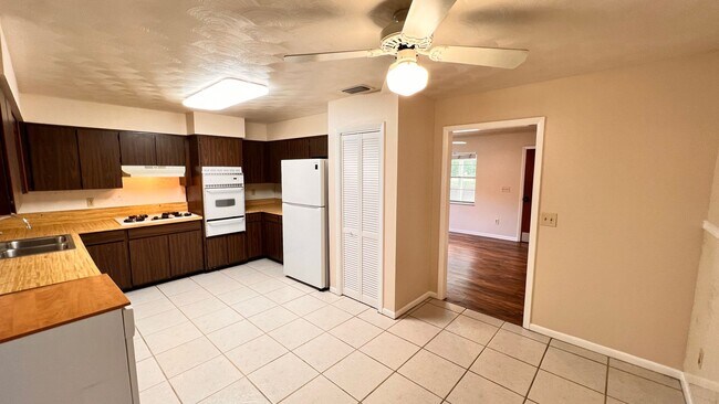 Building Photo - Modern Comfort Meets Prime Location – Spac...