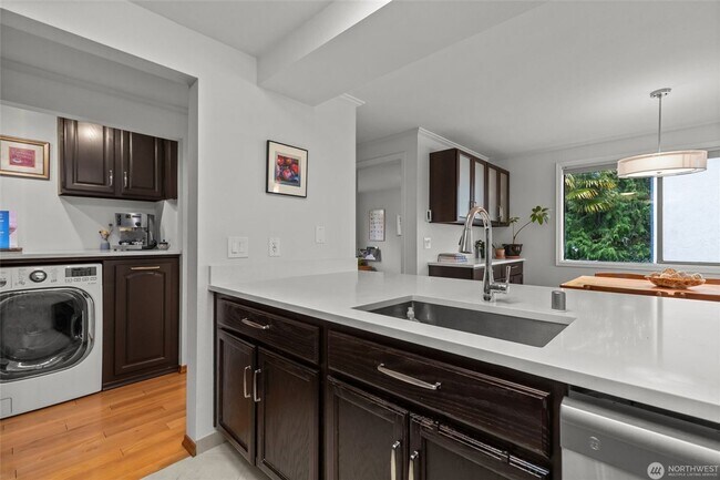 Building Photo - 2Bd/1.75Ba Seattle Condo