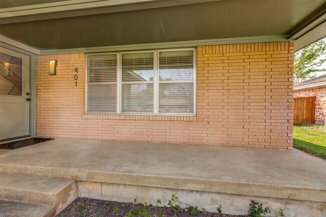 Building Photo - 401 Daisy Dr