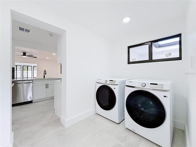 Building Photo - 2472 Tradewinds Dr