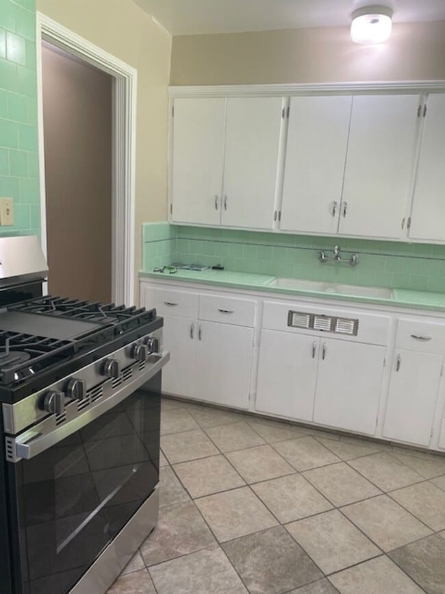 Building Photo - Charming 3 Bedroom Home on a Quiet Tree-Li...