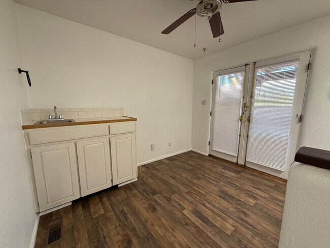 Building Photo - Townhome Near Old Town and Sawmill District