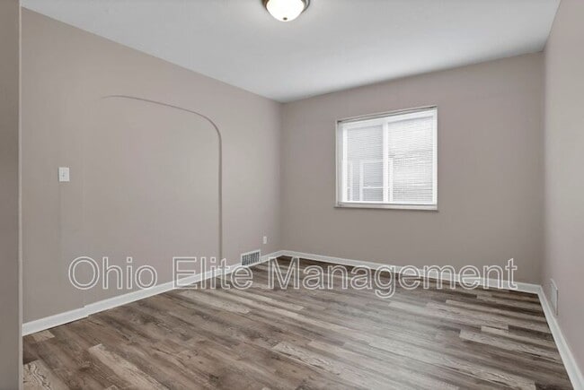 Building Photo - 987 Lilley Ave