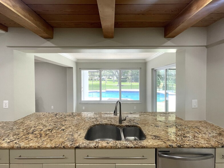 Building Photo - 1155 Summerwood Cir