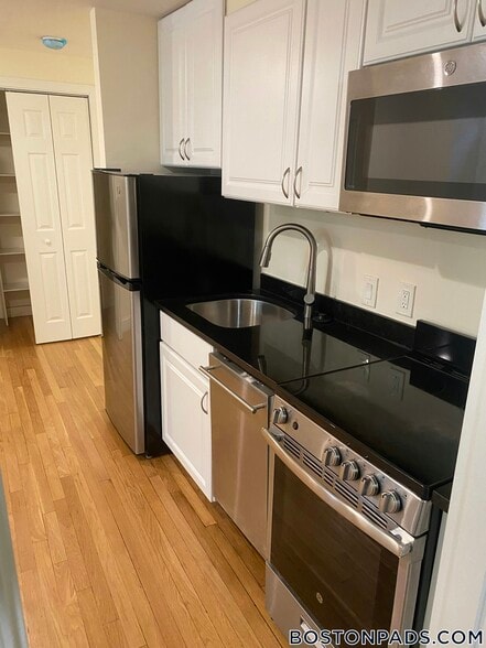 Building Photo - 17 Fairbanks St