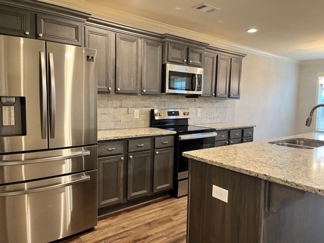 Building Photo - Charming modern 3 bedroom/ 2 bath with office