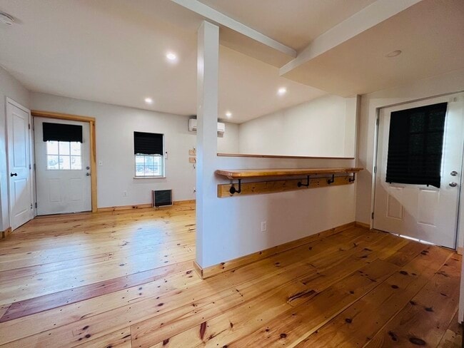 Building Photo - 88 Miller St