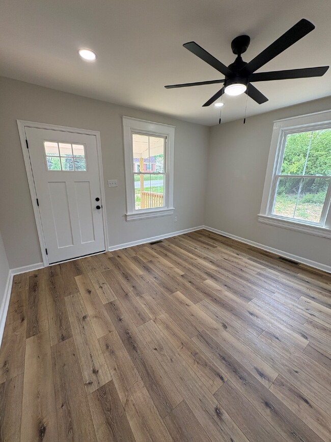 Building Photo - Stand alone home in Madison Heights close to everything.