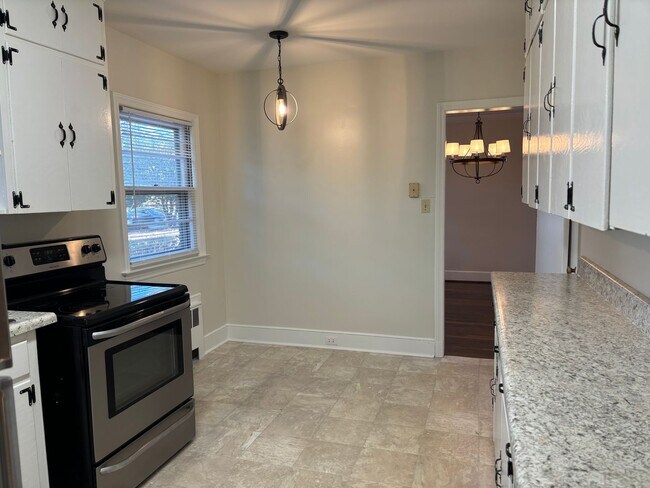 Building Photo - Hamilton Lakes Park Area 3 BR in Grimsley HS District