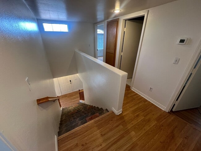 Building Photo - 3 bedrom 2.5 bath Gated Community Townhome with community  Pool, Spa & Private Garage