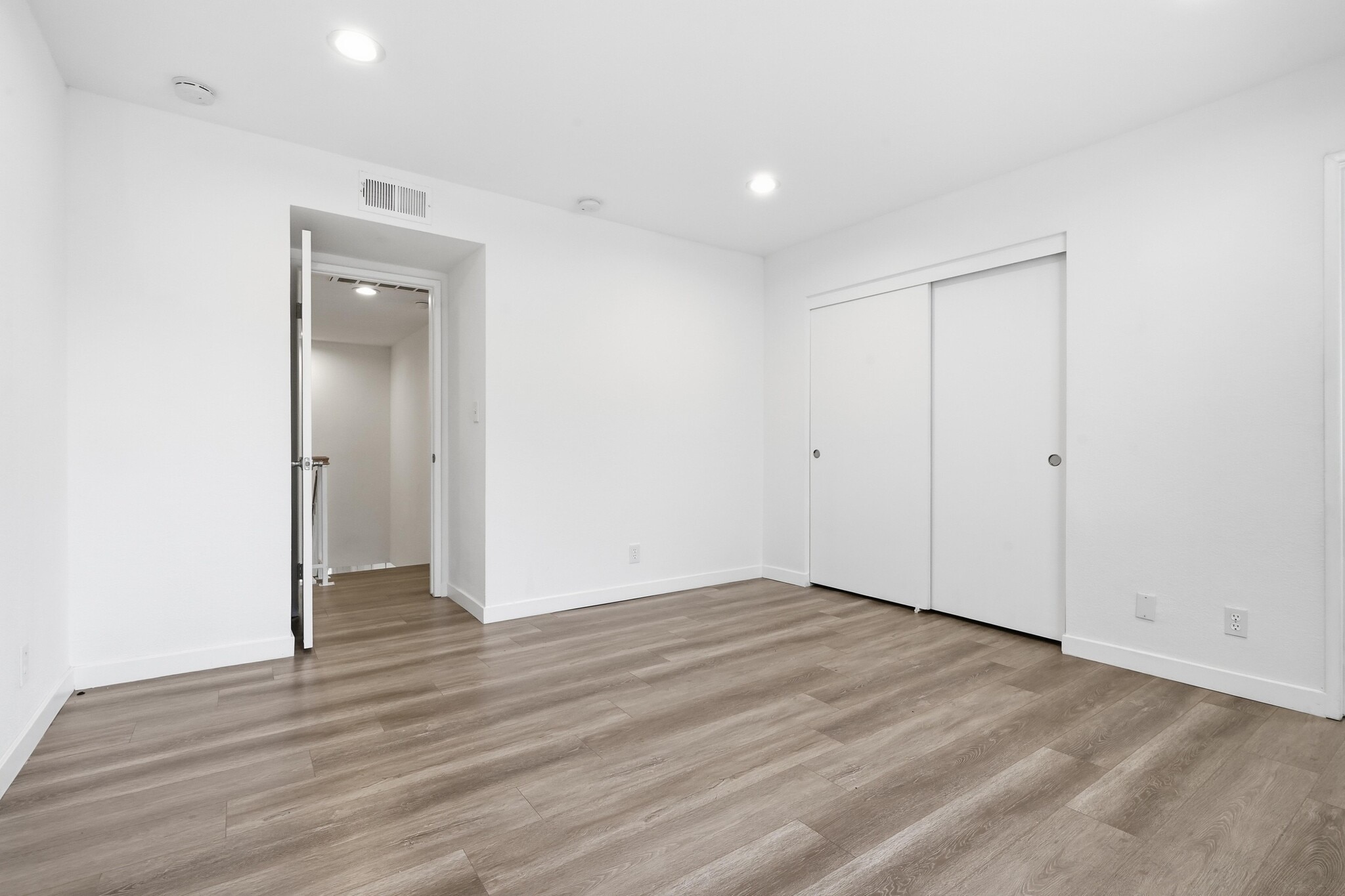 Building Photo - 9000 Vanalden Ave