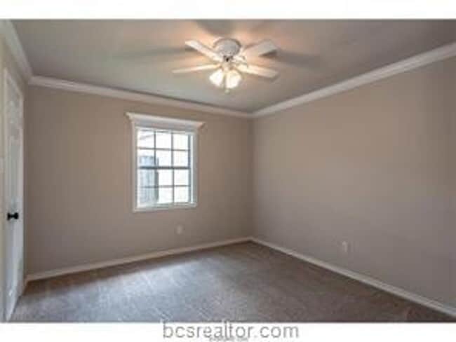 Building Photo - Updated 4 Bed, 2 Bath with Spacious Rooms!