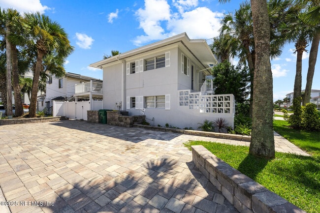 Building Photo - 2103 1st St S