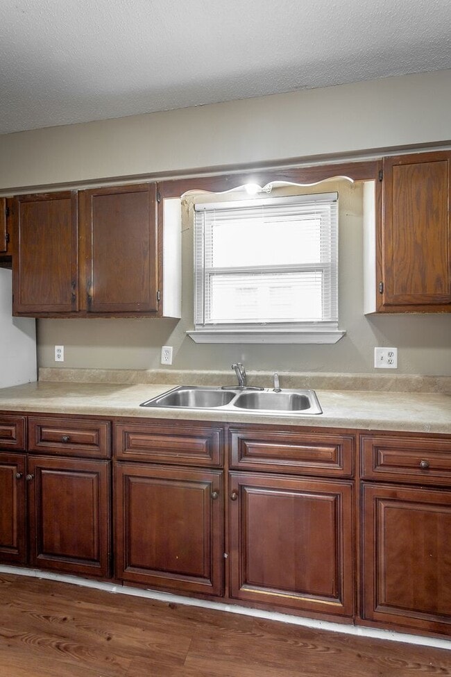 Building Photo - Charming home now available for rent in Ch...