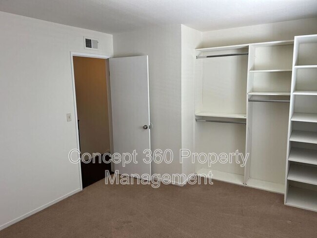 Building Photo - 13525 3/4-13524 Village Dr