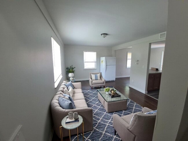 Building Photo - 5568 Raceview Ave