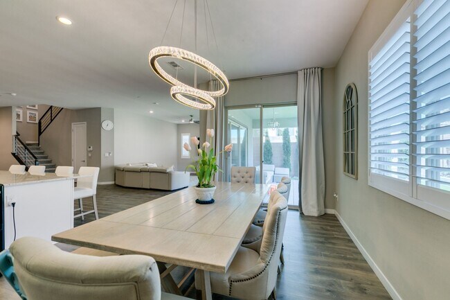 Building Photo - Luxury Rental with Mountain Views in Gated Henderson Community