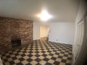 Building Photo - 906 Sycamore Ln