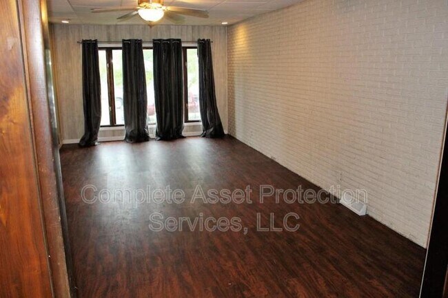Building Photo - 3810 Hemlock St