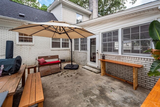 Building Photo - 6 Bedroom, 2.5 Bath House in Drayton on th...